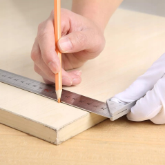 Kątownik stalowy budowlany 300 mm z podziałką – precyzyjne pomiary i znakowanie