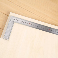 Kątownik stalowy budowlany 300 mm z podziałką – precyzyjne pomiary i znakowanie