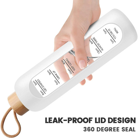 Motywacyjna butelka do picia wody 1L biała – szklany bidon z miarką i silikonowym etui