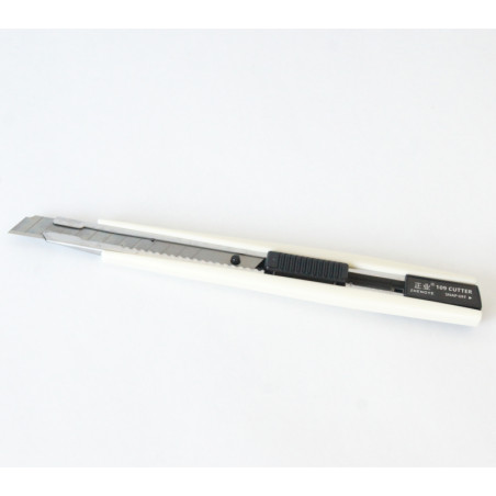 Nożyk tapicerski łamany 9 mm z ostrzem segmentowym w białej obudowie – precyzyjne cięcie folii i papieru