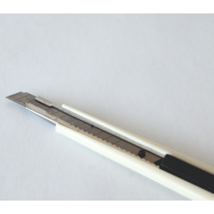 Nożyk tapicerski łamany 9 mm z ostrzem segmentowym w białej obudowie – precyzyjne cięcie folii i papieru