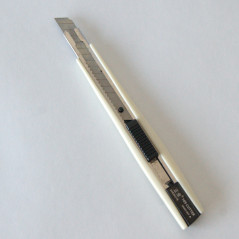 Nożyk tapicerski łamany 9 mm z ostrzem segmentowym w białej obudowie – precyzyjne cięcie folii i papieru