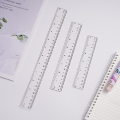 Linijka plastikowa transparentna 20 cm lekka – precyzyjne rysowanie i pomiar