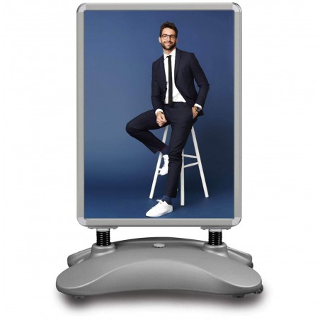 Potykacz Waterbase zewnętrzny B1 70,7x100 cm z kółkami dwustronny – stabilna reklama na chodnik