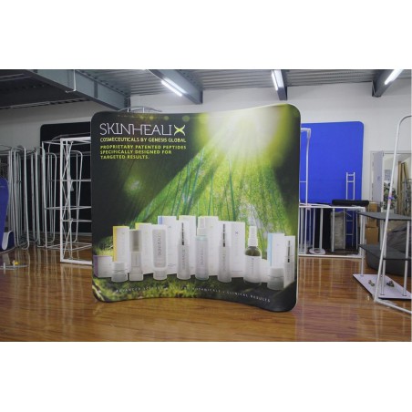 Ścianka tekstylna łukowa Atlantis 300×250 cm z nadrukiem jednostronnym – mobilna prezentacja marki