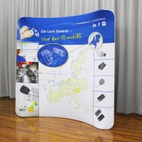 Ścianka tekstylna łukowa Atlantis 400×230 cm z nadrukiem jednostronnym – mobilna prezentacja marki