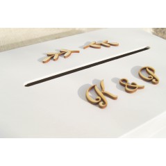 Biała drewniana skrzynka na koperty Geometryczne serce