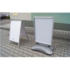 Potykacz Waterbase zewnętrzny A1 84×59,5 cm z kółkami dwustronny – stabilna reklama na chodnik